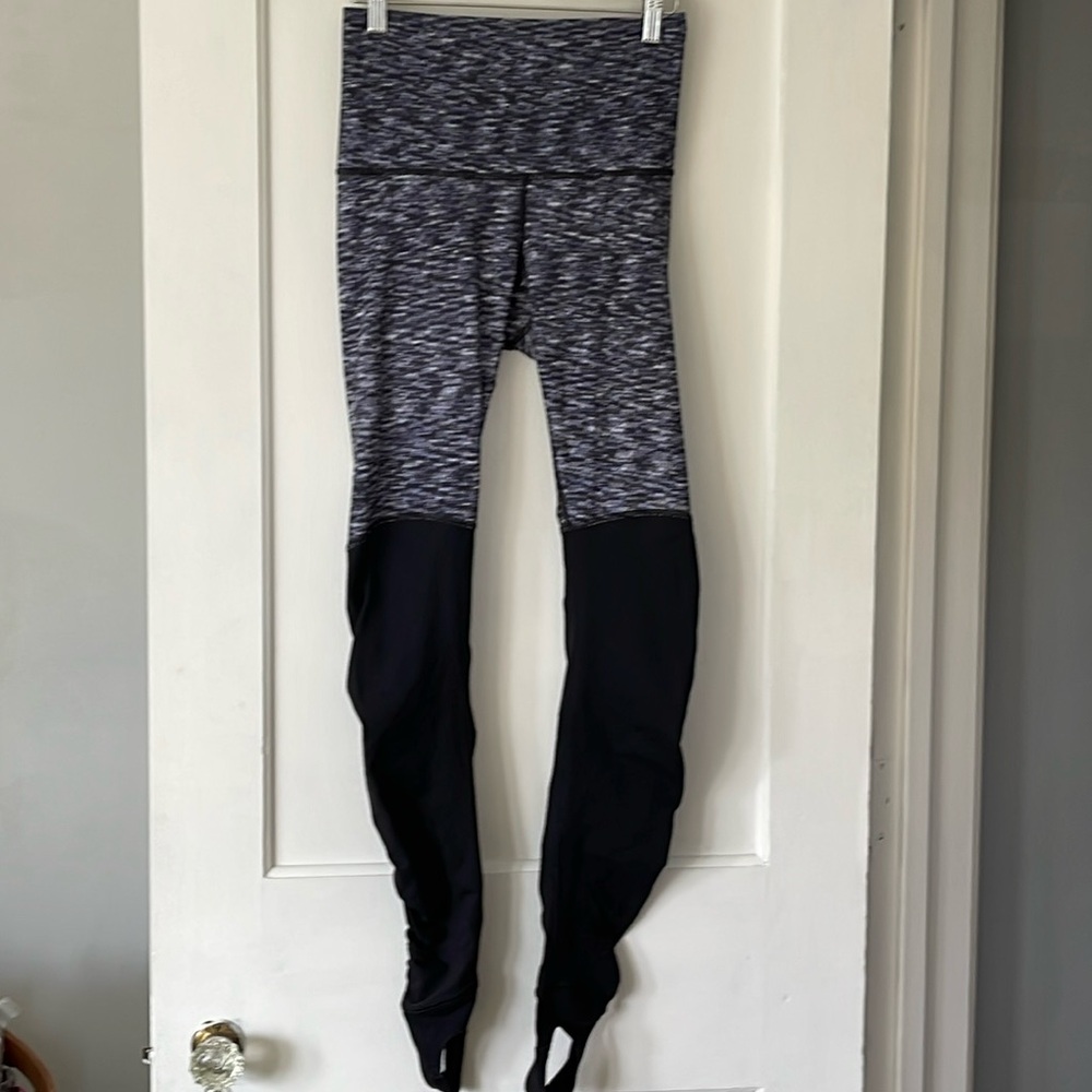 LuLuLemon size 6 Wunder under stirrup leggings. Dramatic Static white/black. EUC